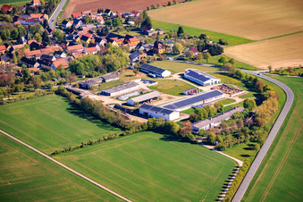 Großer Landwirtschaftlicher Betrieb im Süden an der B85 im Ortsteil Neckeroda in Blankenhain im Bundesland Thüringen, Deutschland