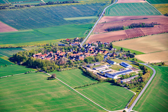 Dorfansicht aus Osten mit großem Landwirtschaftlicher Betrieb im Süden an der B85 im Ortsteil Neckeroda in Blankenhain im Bundesland Thüringen, Deutschland
