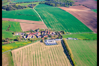 Dorfansicht aus Osten mit großem Landwirtschaftlicher Betrieb im Süden an der B85 im Ortsteil Neckeroda in Blankenhain im Bundesland Thüringen, Deutschland