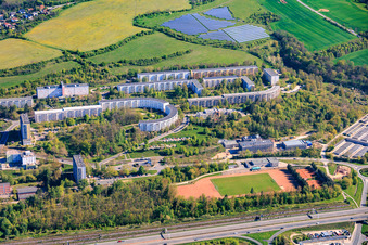 Halbkreisförmige Plattenbauwohnsiedlung in der Carolinenstr im Ortsteil Neulobeda in Jena im Bundesland Thüringen, Deutschland
