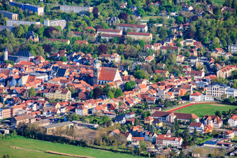 Stadtansicht aus Norden mit Kirchplatz und Stadtkirche Johannes der Täufer sowie Goethe-Stadion in Neustadt an der Orla im Bundesland Thüringen, Deutschland