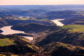 Talsperre Hohenwarte I aus Osten mit Naturerholungsgebiet Portenschmiede Jägerspitze (Aussichtspunkt) im Ortsteil Doberake in Wilhelmsdorf im Bundesland Thüringen, Deutschland