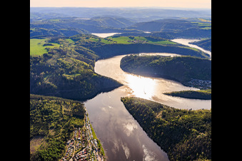 Seenlandschaft der Talsperre Hohenwarte aus Osten mit Jägerspitze im Ortsteil Reitzengeschwenda in Drognitz im Bundesland Thüringen, Deutschland