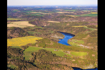 Seenlandschaft der Talsperre Hohenwarte aus Westen mit Campingplatz Linkenmühle in Altenbeuthen im Bundesland Thüringen, Deutschland