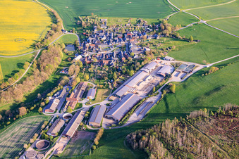 Dorfansicht aus Norden mit Agrar GmbH Dorfilm in Leutenberg im Bundesland Thüringen, Deutschland