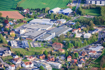 Industriegebiet Industriestraße mit Federal-Mogul Ignition GmbH, Elektromaschinenbau Schultheiß & Co. GmbH und Zirbs Verpackungen e.Kfr im Ortsteil Neuhaus in Föritztal im Bundesland Thüringen, Deutschland