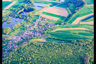 Dorfansicht aus Norden mit Wiesner Wörthsee und Bergmann See im Ortsteil Wiesen in Bad Staffelstein im Bundesland Bayern, Deutschland