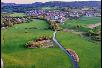Verlauf der Baunach nach Südwesten in Reckendorf im Bundesland Bayern, Deutschland