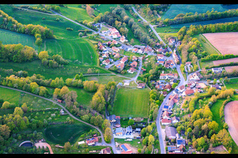 Dorfansicht aus Südosten mit Sportplatz des SC Lußberg-Rudendorf in Breitbrunn im Bundesland Bayern, Deutschland
