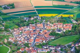 Alter Dorfkern mit Kirche St. Michael in Euerbach im Bundesland Bayern, Deutschland