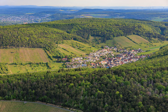 Weinort zwischen Tal und Wald aus Südwesten im Ortsteil Wirmsthal in Euerdorf im Bundesland Bayern, Deutschland