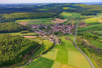 Dorfansicht im Tal der Fränkischen Saale von Südosten im Ortsteil Diebach in Hammelburg im Bundesland Bayern, Deutschland
