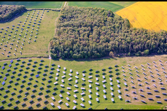 Im Rückbau befindlicher Solarpark Gut Erlasee mit dem Sonnenstand nachgeführten Paneelen im Ortsteil Büchold in Arnstein im Bundesland Bayern, Deutschland