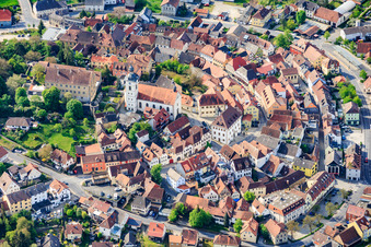 Altstadt aus Norden mit Stadtkirche St. Nikolaus und Burg Arnstein Main Spessart auf dem Kirchberg im Bundesland Bayern, Deutschland
