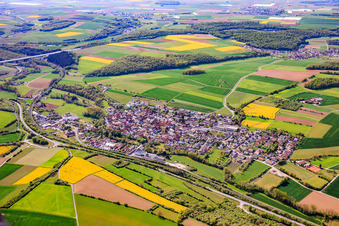 Ortsansicht jenseits der B26 im Ortsteil Gänheim in Arnstein im Bundesland Bayern, Deutschland