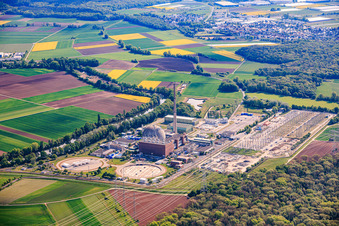 Stillgelegtes Kernkraftwerk Grafenrheinfeld der Preussenelektra GmbH am Mainufer mit Castorenlager in der "Turnhalle" und großem Umspannwerk im Bundesland Bayern, Deutschland