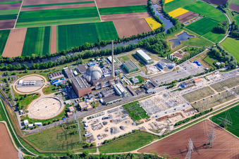 Stillgelegtes Kernkraftwerk Grafenrheinfeld der Preussenelektra GmbH am Mainufer mit Castorenlager in der "Turnhalle" und großem Umspannwerk im Bundesland Bayern, Deutschland