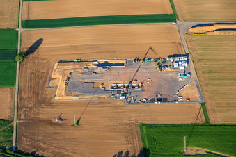 Baustelle des zweiten Bohrplatz auf dem Trappelberg des Lionheart-Projekts der Vulcan Energy für die zukünftige klimaneutrale Wärmeversorgung der Stadt Landau sowie Lithiumextraktion und Stromproduktion durch ORC-Anlage in Rohrbach im Bundesland Rheinland-Pfalz, Deutschland
