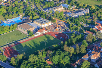 Stadion und Queichtalhalle sowie Baustelle am Konrad-Lerch-Ring in Offenbach an der Queich im Bundesland Rheinland-Pfalz, Deutschland
