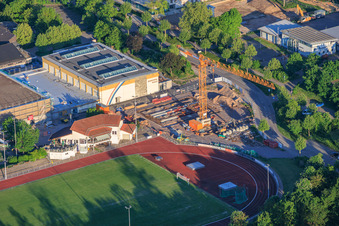 Stadion und Queichtalhalle sowie Baustelle am Konrad-Lerch-Ring in Offenbach an der Queich im Bundesland Rheinland-Pfalz, Deutschland