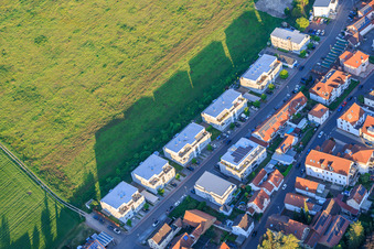 Neubaugebiet mit Mehrfamilienhäusern in der Raiffeisenstr in Herxheim bei Landau im Bundesland Rheinland-Pfalz, Deutschland