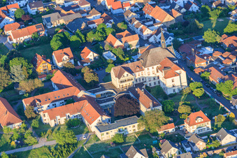 St. Paulus Stift Herxheim von Westen in Herxheim bei Landau im Bundesland Rheinland-Pfalz, Deutschland