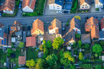 Waldstraße in der Gartenstadt-Siedlung in Kandel im Bundesland Rheinland-Pfalz, Deutschland