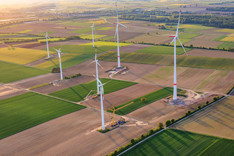 Repowering des Windpark Minfeld. JUWI ersetzt vier Altanlagen (GE 1.5) aus 2004 durch zwei neue, modernen Anlagen vom Typ Vestas V162 mit je sechs MW im Bundesland Rheinland-Pfalz, Deutschland