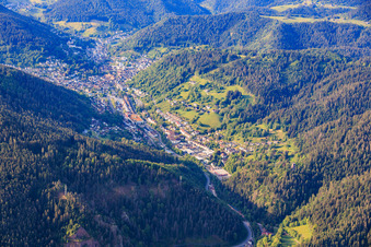 Stadtansicht im Schwarzwaldtal aus Norden in Schramberg im Bundesland Baden-Württemberg, Deutschland
