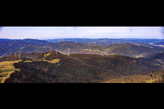 Panorama der Windparks im Schwarzwald im Vordergrund Falkenhöhe im Ortsteil Unter-Reichenbach in Hornberg im Bundesland Baden-Württemberg, Deutschland