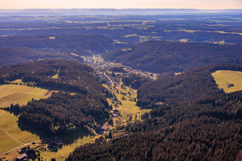 Ortsansicht im Schiltach-Tal aus Westen im Ortsteil Tennenbronn in Schramberg im Bundesland Baden-Württemberg, Deutschland