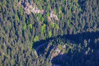 Felsen im Schwarzwald an der L715 im Ortsteil Tennenbronn in Schramberg im Bundesland Baden-Württemberg, Deutschland