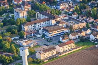 Wasserturm und Baustelle für den NEUBAU der NOTAUFNAHME, INTENSIVMEDIZIN UND DIAGNOSTIKBEREICHE der Asklepios Südpfalzkliniken GmbH. Projektsteuerung: BPM Bau- und Projektmanagement Hart GmbH. BPM Architektur, Planung + Objektüberwachung: alsh sander hofrichter architekten GmbH Gesellschaft für Architektur und Generalplanung. Planungsbüro Noll GmbH , TGA-Planung / Heizung-Lüftung-Sanitär-Medizinische Gase-Gebäudeautomation, TGA-Planung / Stark- u. Schwachstromtechnische Anlagen / Fördertechnik: DE-Plan GmbH & Co. KG, Tragwerksplanung: ZPP Ingenieure AG, Freianlagen hofmann_röttgen Landschaftsarchitekten BDLA, Brandschutz: Rieser-Wessel Brandschutzsachverständige & Ingenieure PartG mbB und Bauphysik / Schallschutz-Akustik: Ingenieurbüro Seidel in Kandel im Bundesland Rheinland-Pfalz, Deutschland