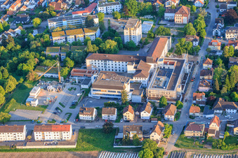 Baustelle für den NEUBAU der NOTAUFNAHME, INTENSIVMEDIZIN UND DIAGNOSTIKBEREICHE der Asklepios Südpfalzkliniken GmbH. Projektsteuerung: BPM Bau- und Projektmanagement Hart GmbH. BPM Architektur, Planung + Objektüberwachung: alsh sander hofrichter architekten GmbH Gesellschaft für Architektur und Generalplanung. Planungsbüro Noll GmbH , TGA-Planung / Heizung-Lüftung-Sanitär-Medizinische Gase-Gebäudeautomation, TGA-Planung / Stark- u. Schwachstromtechnische Anlagen / Fördertechnik: DE-Plan GmbH & Co. KG, Tragwerksplanung: ZPP Ingenieure AG, Freianlagen hofmann_röttgen Landschaftsarchitekten BDLA, Brandschutz: Rieser-Wessel Brandschutzsachverständige & Ingenieure PartG mbB und Bauphysik / Schallschutz-Akustik: Ingenieurbüro Seidel in Kandel im Bundesland Rheinland-Pfalz, Deutschland