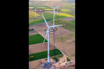 Repowering des Windpark Minfeld. JUWI ersetzt vier Altanlagen (GE 1.5) aus 2004 durch zwei neue, modernen Anlagen vom Typ Vestas V162 mit je sechs MW im Bundesland Rheinland-Pfalz, Deutschland