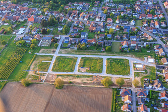 Erste Baustelle im Neubaugebiet Im Kirschgarten in Winden im Bundesland Rheinland-Pfalz, Deutschland