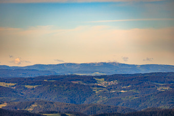 Schnee auf dem Feldberg Mitte Mai aus Nordosten im Ortsteil Rinken in Hinterzarten im Bundesland Baden-Württemberg, Deutschland