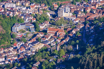 Gymnasium Schramberg und Kirche im Bundesland Baden-Württemberg, Deutschland