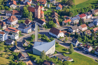 Kirche St. Laurentius und Alte St. Laurentius-Kirche im Ortsteil Sulgen in Schramberg im Bundesland Baden-Württemberg, Deutschland