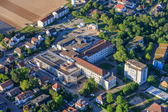 Baustelle für den NEUBAU der NOTAUFNAHME, INTENSIVMEDIZIN UND DIAGNOSTIKBEREICHE der Asklepios Südpfalzkliniken GmbH. Projektsteuerung: BPM Bau- und Projektmanagement Hart GmbH. BPM Architektur, Planung + Objektüberwachung: alsh sander hofrichter architekten GmbH Gesellschaft für Architektur und Generalplanung. Planungsbüro Noll GmbH , TGA-Planung / Heizung-Lüftung-Sanitär-Medizinische Gase-Gebäudeautomation, TGA-Planung / Stark- u. Schwachstromtechnische Anlagen / Fördertechnik: DE-Plan GmbH & Co. KG, Tragwerksplanung: ZPP Ingenieure AG, Freianlagen hofmann_röttgen Landschaftsarchitekten BDLA, Brandschutz: Rieser-Wessel Brandschutzsachverständige & Ingenieure PartG mbB und Bauphysik / Schallschutz-Akustik: Ingenieurbüro Seidel in Kandel im Bundesland Rheinland-Pfalz, Deutschland