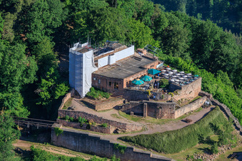 Burgruine Rietburg mit eingerüstetem Turm in Rhodt unter Rietburg im Bundesland Rheinland-Pfalz, Deutschland