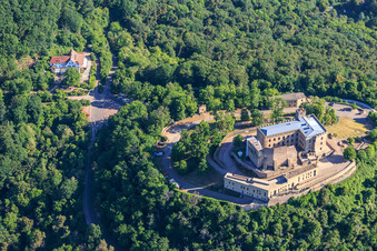 Hambacher Schloss aus Süden im Ortsteil Diedesfeld in Neustadt an der Weinstraße im Bundesland Rheinland-Pfalz, Deutschland
