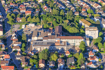 Baustelle für den NEUBAU der NOTAUFNAHME, INTENSIVMEDIZIN UND DIAGNOSTIKBEREICHE der Asklepios Südpfalzkliniken GmbH. Projektsteuerung: BPM Bau- und Projektmanagement Hart GmbH. BPM Architektur, Planung + Objektüberwachung: alsh sander hofrichter architekten GmbH Gesellschaft für Architektur und Generalplanung. Planungsbüro Noll GmbH , TGA-Planung / Heizung-Lüftung-Sanitär-Medizinische Gase-Gebäudeautomation, TGA-Planung / Stark- u. Schwachstromtechnische Anlagen / Fördertechnik: DE-Plan GmbH & Co. KG, Tragwerksplanung: ZPP Ingenieure AG, Freianlagen hofmann_röttgen Landschaftsarchitekten BDLA, Brandschutz: Rieser-Wessel Brandschutzsachverständige & Ingenieure PartG mbB und Bauphysik / Schallschutz-Akustik: Ingenieurbüro Seidel in Kandel im Bundesland Rheinland-Pfalz, Deutschland