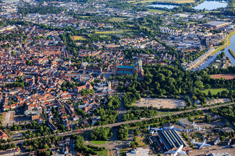 Stadtansicht von Süden mit Klipfelsau, Dom, Maximilianstraße und Jachthafen in Speyer im Bundesland Rheinland-Pfalz, Deutschland