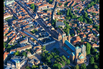 Maximilianstraße von Osten mit Historisches Museum der Pfalz und Dom in Speyer im Bundesland Rheinland-Pfalz, Deutschland
