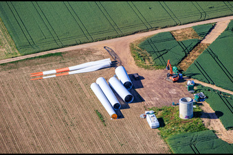 Abriss und Zerlegen der vier Altanlagen (GE 1.5) aus 2004 nach Repowering des Windpark Minfeld im Ortsteil Minderslachen in Kandel im Bundesland Rheinland-Pfalz, Deutschland