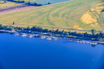 Bootsanleger des Kanu-und Segel-Club Frankenthal, HSK Ludwigshafen und Segelclub Kollerskipper am Ufer des Kollersee in Otterstadt im Bundesland Rheinland-Pfalz, Deutschland