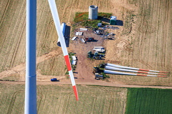 Abriss und Zerlegen der vier Altanlagen (GE 1.5) aus 2004 nach Repowering des Windpark Minfeld in Kandel im Bundesland Rheinland-Pfalz, Deutschland