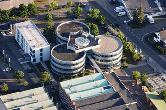 Firmenzentrale von MANN+HUMMEL aus drei runden Gebäuden in Kleeblattanorndnung in Speyer im Bundesland Rheinland-Pfalz, Deutschland