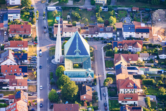 Modernes Gebäude mit PV-Dach der Prot. Christuskirche in Speyer im Bundesland Rheinland-Pfalz, Deutschland